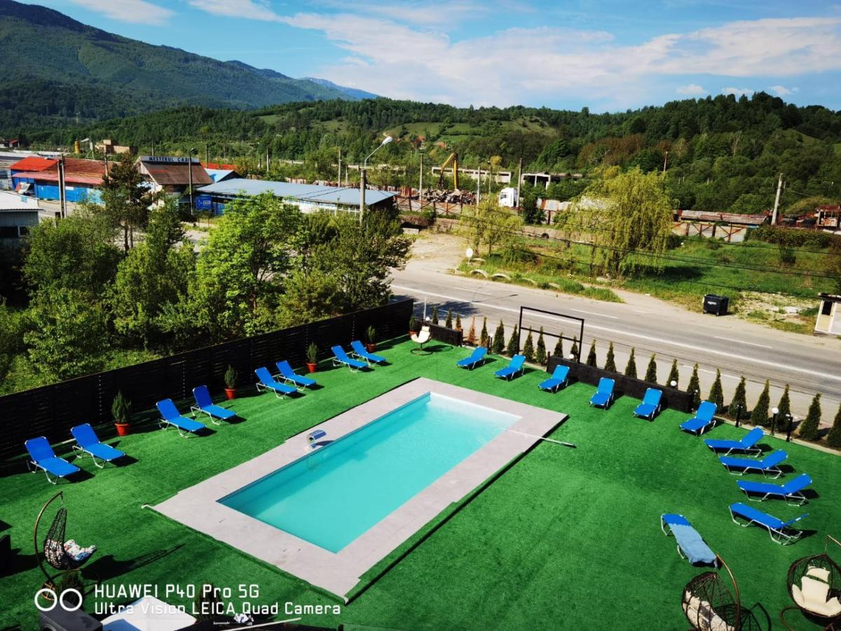 Hotel Aqua Palace Petrosani Bagian luar foto