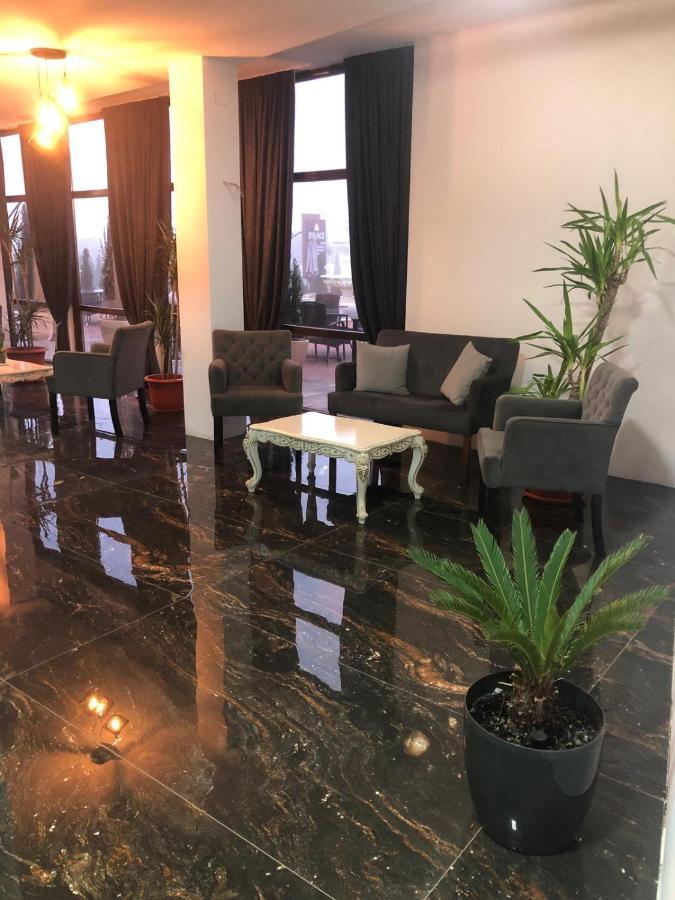 Hotel Aqua Palace Petrosani Bagian luar foto
